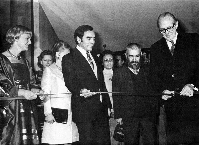 Centro Colombo Americano, Bogotá. Abriendo la exposición, con el Presidente Alfonso López Michelsen, Sally Grooms, Directora del Centro Colombo Americano, el Embajador Phillip Sánchez, Margarita Arenas Rosas, hija del artista y dos invitadas.