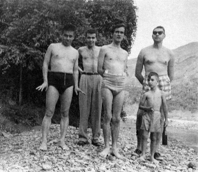 El escultor con el arquitecto Ariel Escobar Llanos, el escritor Gonzalo Arango y los hijos de Ariel Escobar. La Pintada, Antioquia, Colombia, 1966.