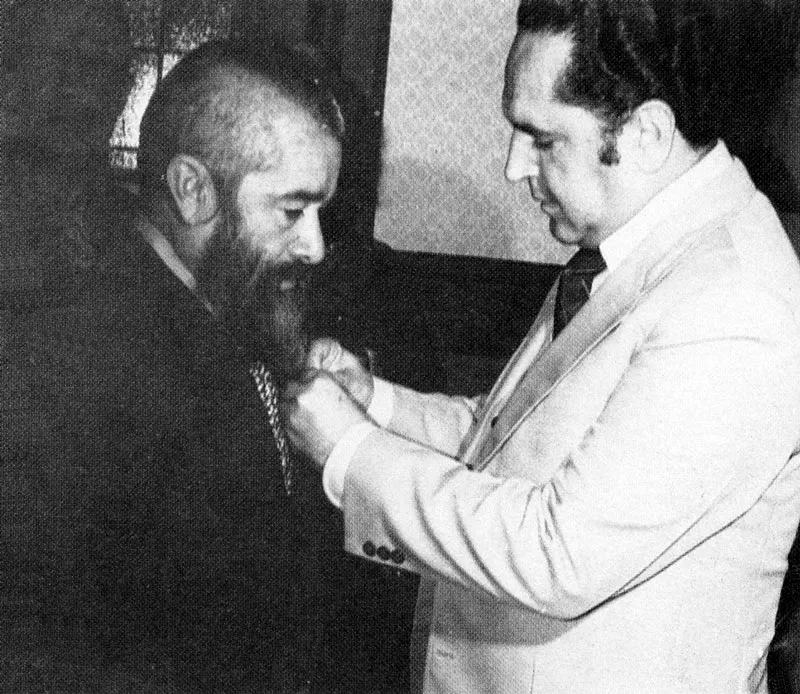 Rodrigo Arenas Betancourt y el Gobernador de Antioquia Jaime Sierra García, recibiendo de la Estrella de Antioquia. 1976.