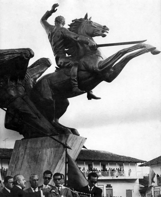 GENERAL JOS MARA CRDOVA.  Bronce y concreto.  1957 - 1964. 