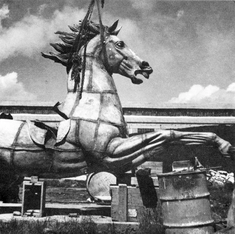 GENERAL JOS MARA CRDOVA.  Bronce y concreto.  1957 - 1964. 