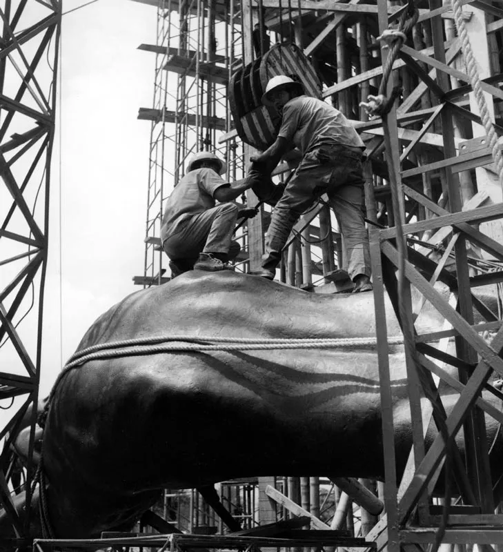 LA VIDA - TENTACIN DEL HOMBRE INFINITO.  Concreto y Bronce.  1971 - 1974. 