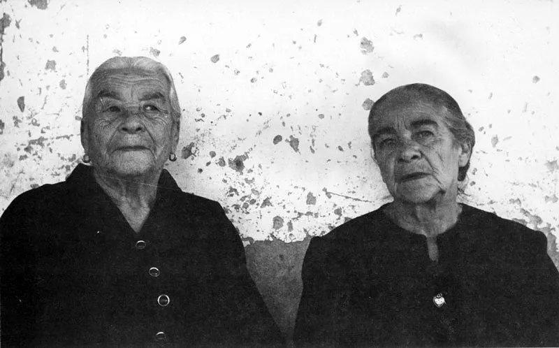 La madre Virginia Betancourt y la abuela Emilia Restrepo. 