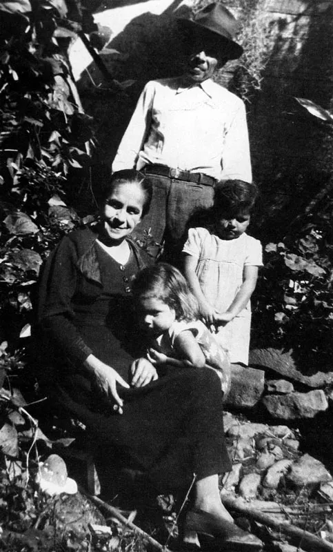 El padre y la madre del artista y las hermanas Mariela y Margarita.  