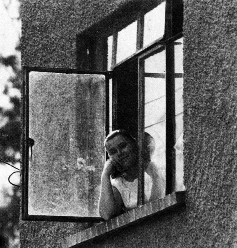 La esposa Lydia Rosas en la ventana del estudio de Axotla.  