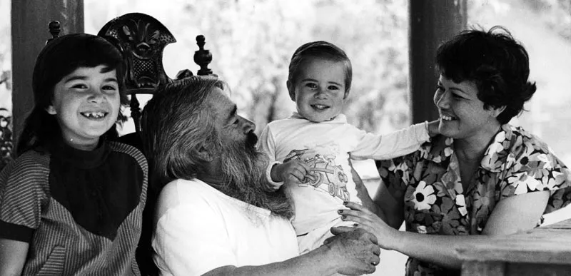 El artista con la poetisa Mara Elena Quintero Gonzlez, su hija Elena Mara y su hijo Rodrigo Jos.  