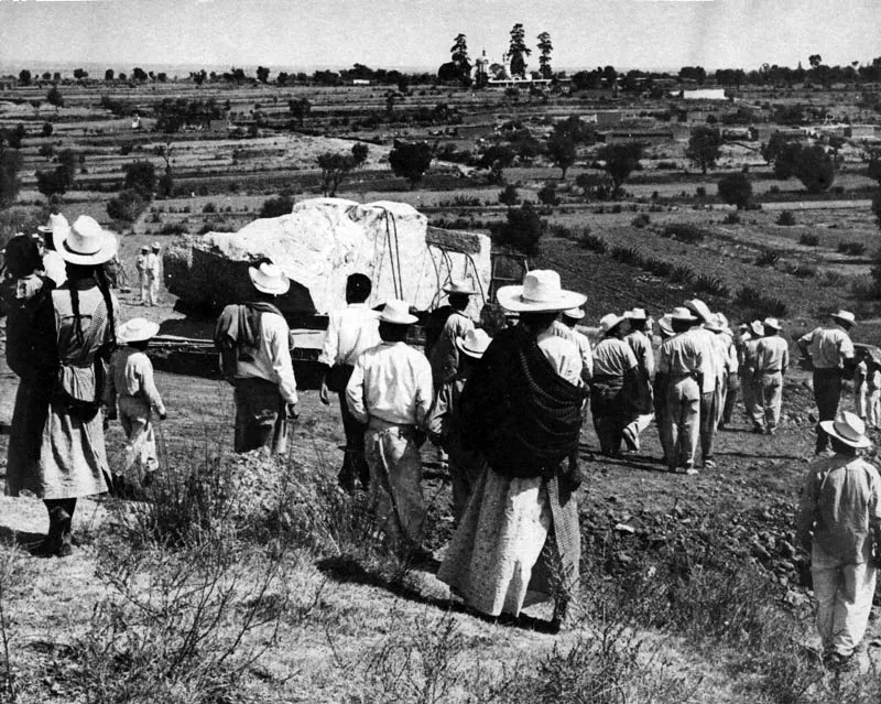 BENITO JUAREZ. Traslado del bloque de basalto de 120 toneladas de peso por los campos de Tlaxcala y Puebla.  