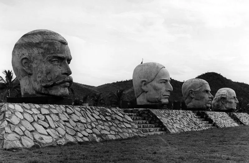 CABEZAS MONUMENALES DE HIDALGO, MORELOS; GENITO JUAREZ Y EMILIANO ZAPATA. Concreto. 1960 