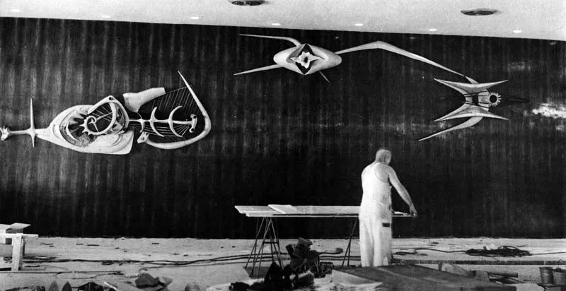 EL CIELO Y LA TIERRA. Elementos decorativos en bronce sobre fondo de madera. 1959.