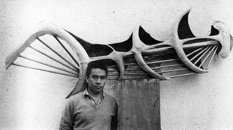 EL CIELO Y LA TIERRA. Elementos decorativos en bronce sobre fondo de madera. 1959.