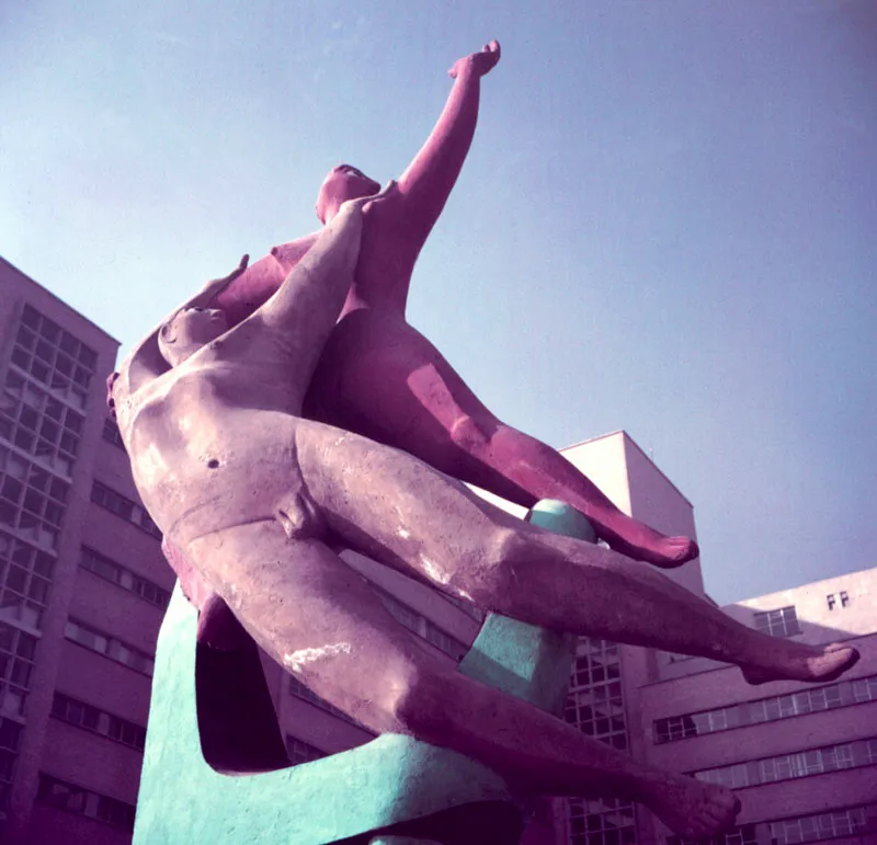LA ENFERMEDAD Y LA SALUD. Concreto policroma. 1950 - 1952.
