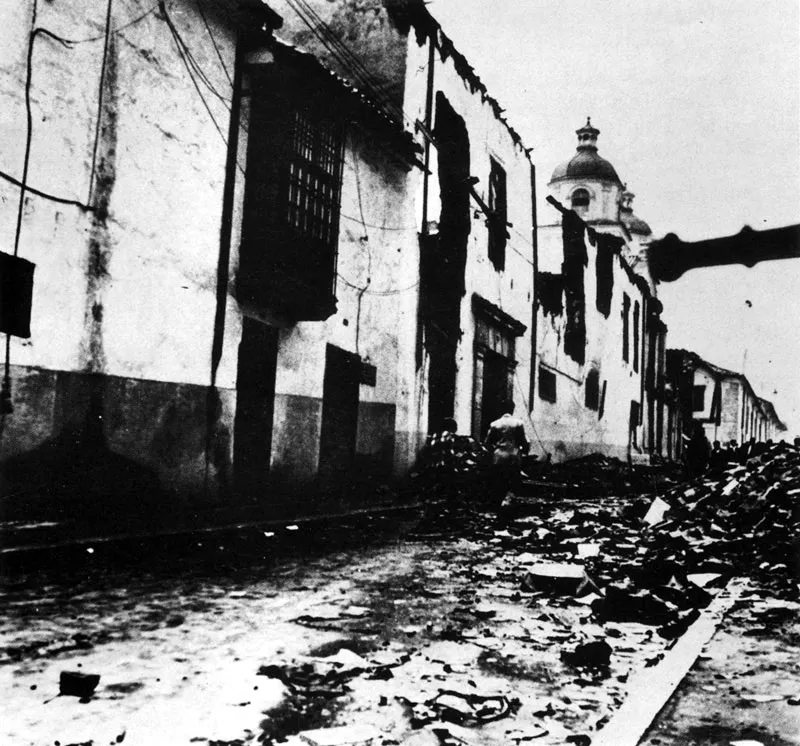 La zona cntrica de la ciudad, donde todava se encuentran edificaciones coloniales, sufri grandes destrozos con ocasin del 9 de Abril de 1948. 