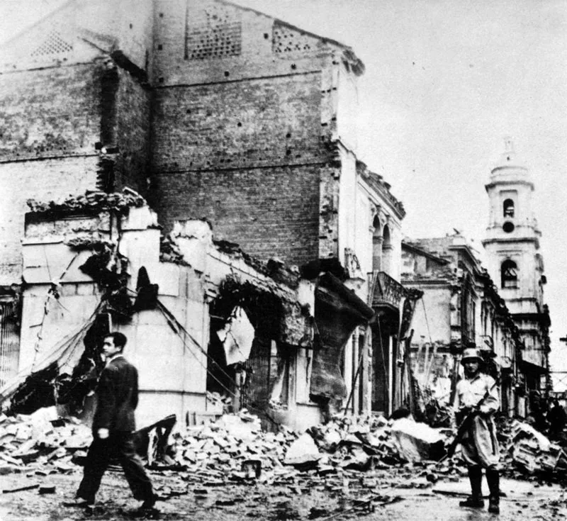 "El Bogotazo" dej prcticamente destruida la Calle Real, hoy carrera 7a, como puede observarse. A1 fondo, la Catedral Primada.
 