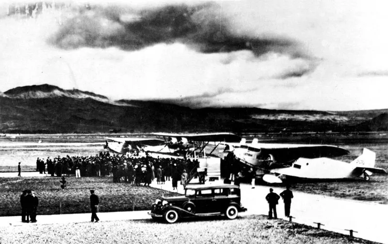 Dos trimotores y un automvil en el Aeropuerto de Techo, hacia 1940. 