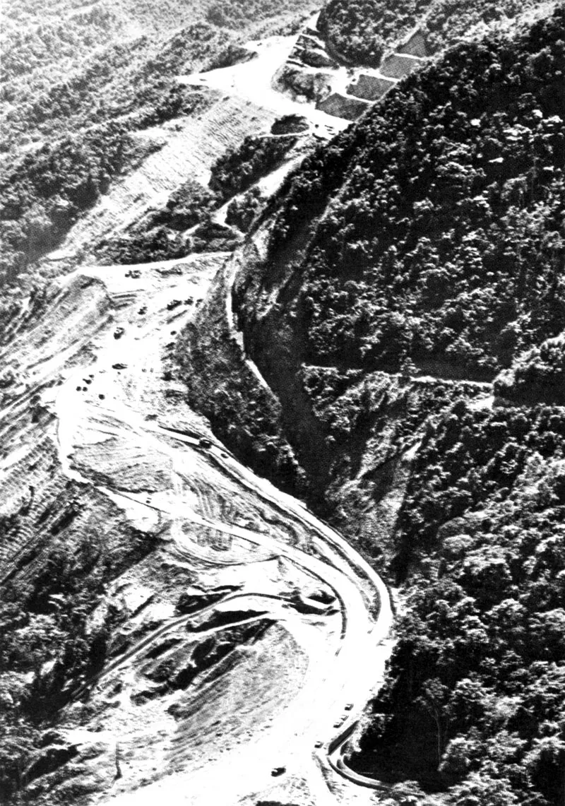 Complejos trabajos de ingeniera permiten la construccin de carreteras que comuniquen grandes zonas agrcolas con las centros urbanos. 