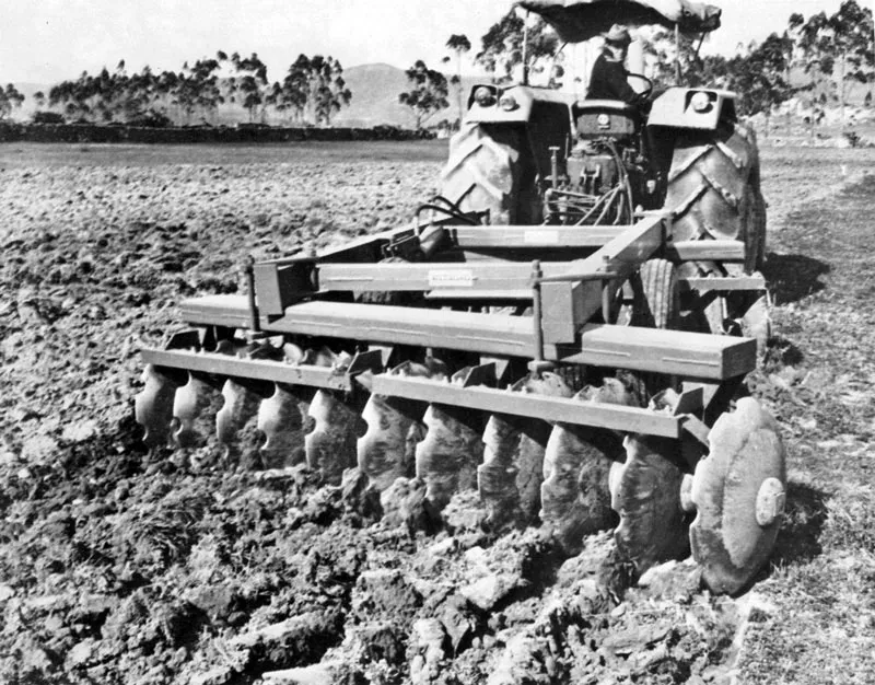 La mecanizacin y la industrializacin en el campo han tenido magnficos logros, pero han desplazado mano de obra, dando lugar al desempleo.  