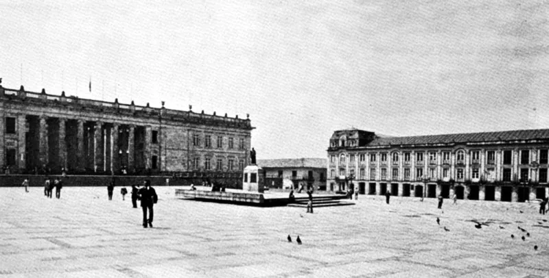 Vista general de la plaza de Bolivar. Al fondo el Capitolio Nacional y el edificio de la alcalda. 