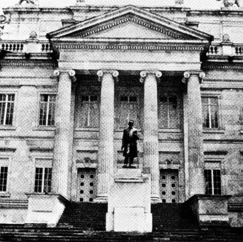 Fachada posterior del Capitolio Nacional con la estatua de Rafael Nez. 