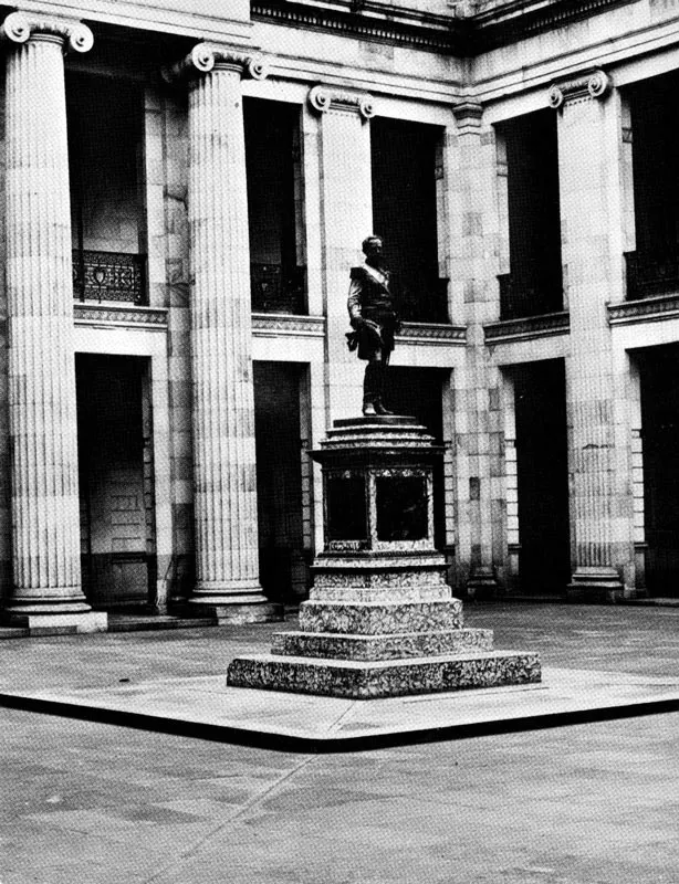 Patio interior del Capitolio Nacional con la estatua del General Mosquera. 