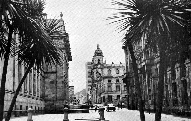 Panormica de la carrera sptima entre calles novena y dcima hacia el norte de la ciudad. A la izquierda se aprecia el Capitolio Nacional, al fondo a la derecha la Catedral Primada de Colombia.  