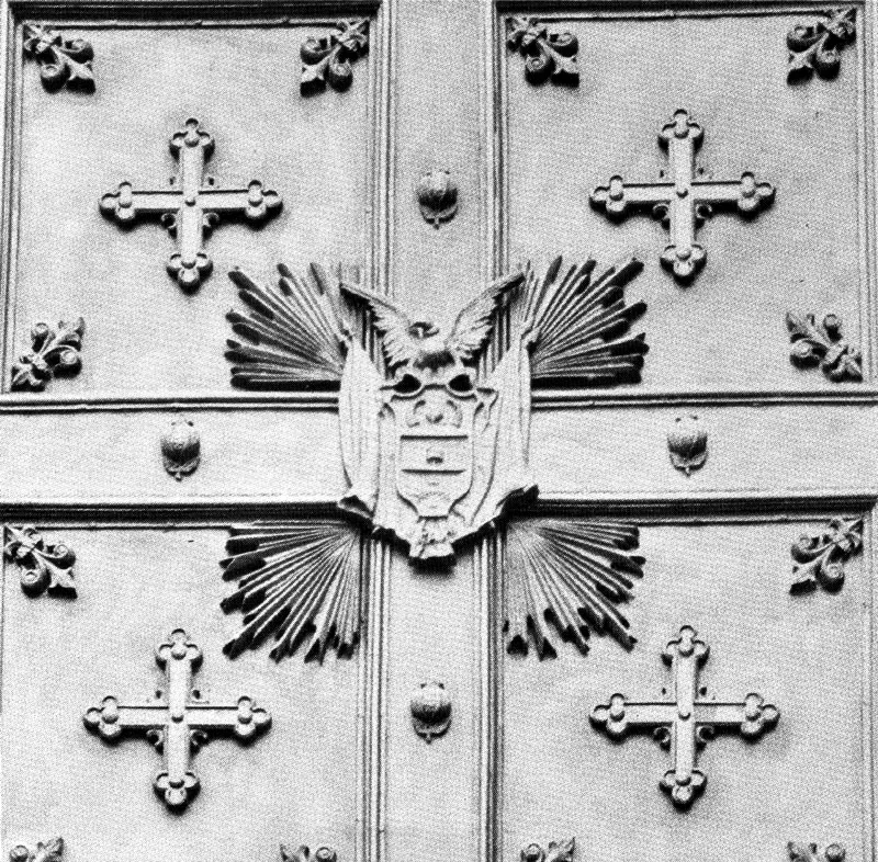 Detalle del escudo nacional en la puerta principal de la Iglesia del Voto Nacional.  