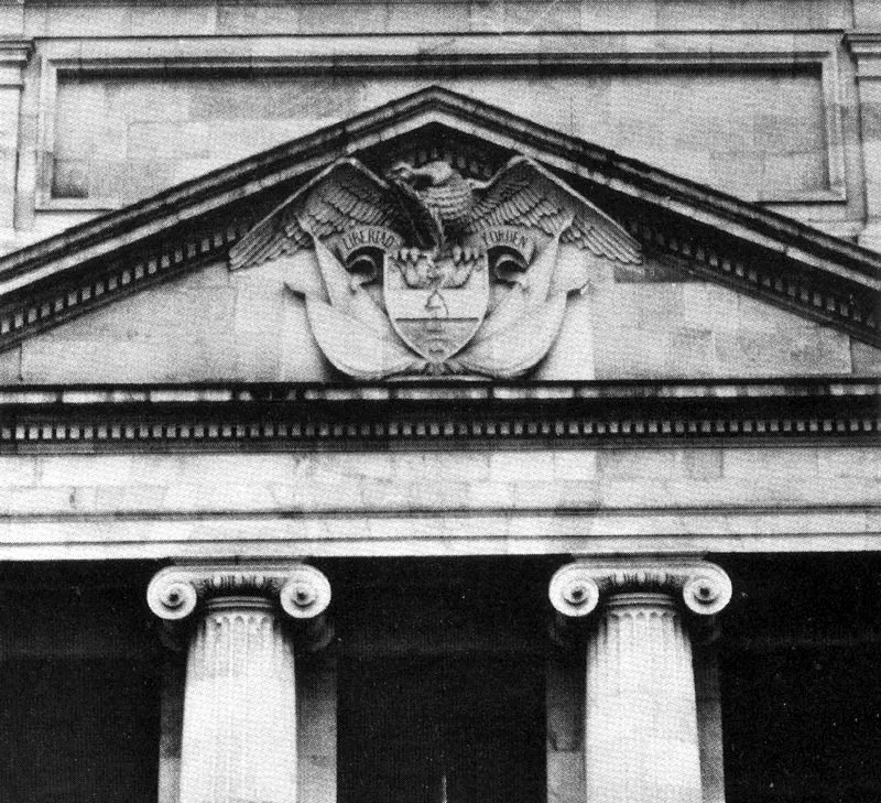 Detalle de la fachada interior del Capitolio Nacional con el escudo de Colombia. 