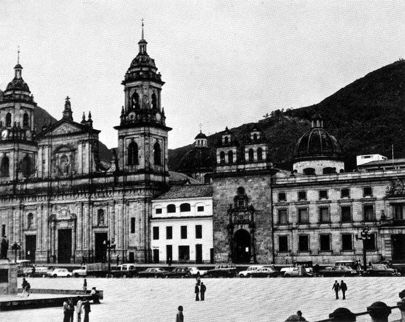 Costado oriental de la plaza de Bolvar. 