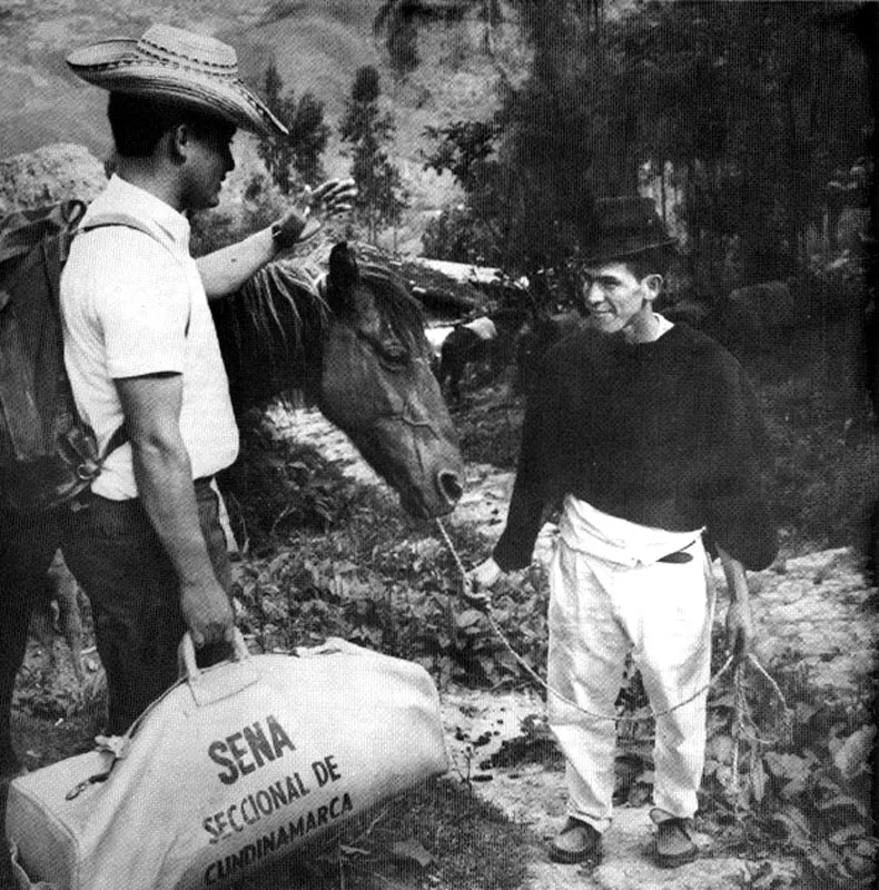 El instructor SENA llega a una vereda. 