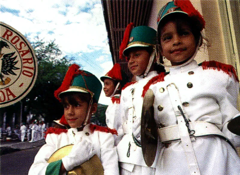 La aficin musical de los colombianos muchas veces es estimulada desde la infancia a travs de la participacin en bandas, conjuntos o, simplemente, al permitir la expresin de los ritmos que se llevan en la sangre, en los carnavales y fiestas populares del pas. Jeremy Horner