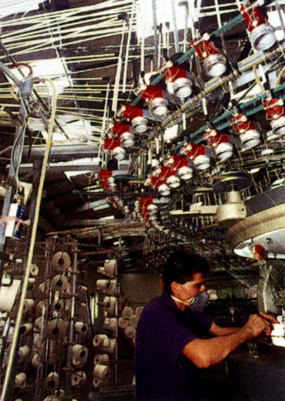 La industria textil fue una de las primeras en desarrollarse en la Colombia republicana, especialmente en Antioquia, Boyacá y el llamado “Viejo Caldas”. La fábrica de la foto queda en Ibagué, capital del Tolima. Este Departamento algodonero, en el valle del Magdalena, también tiene su propio desarrollo industrial. Jeremy Horner