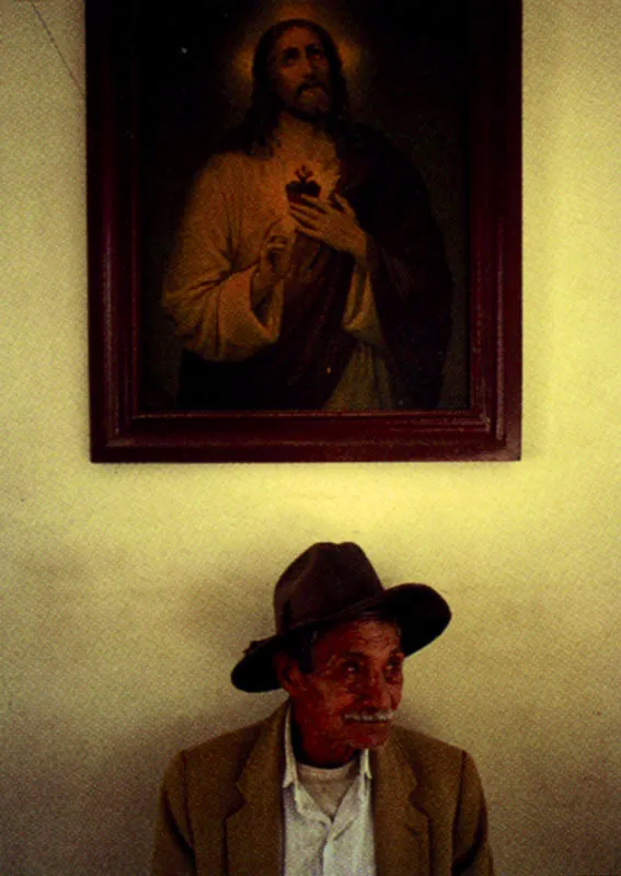 La religiosidad esta presente en buena parte de los lugares donde transcurre la vida cotidiana de los colombianos, a través de imágenes escultóricas o pictóricas de clara extracción popular, como en esta escena en el Caquetá. Jeremy Horner