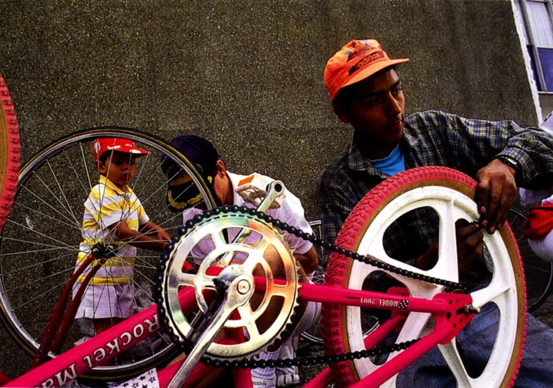 Reparador de bicicletas en la ciclovía de Bogotá Jeremy Horner