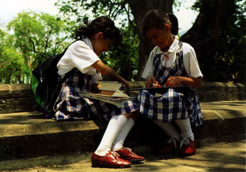 Niñas haciendo tareas en el parque de San Gil, Santander Jeremy Horner