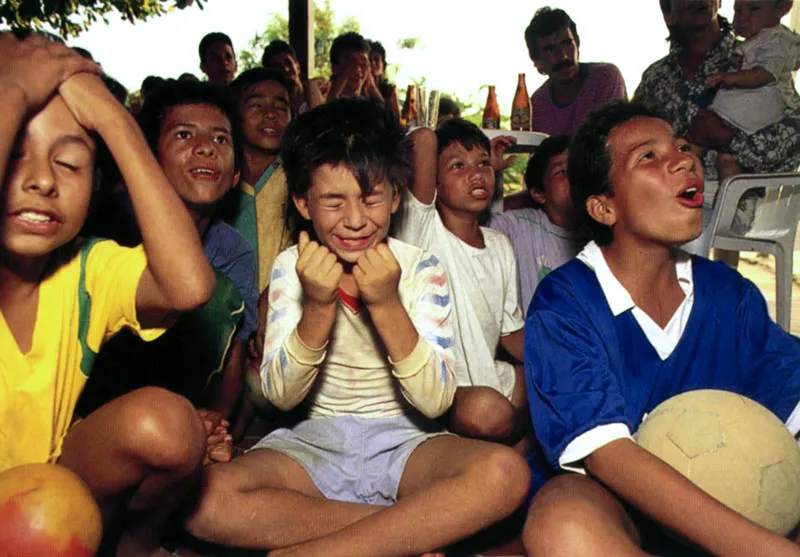 Niños viendo la trasmisión por televisión de un partido de fútbol de la Selección Colombia en Bucaramanga, Santander Jeremy Horner