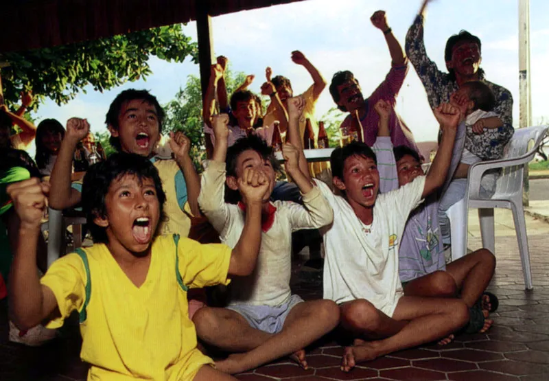Niños viendo la trasmisión por televisión de un partido de fútbol de la Selección Colombia en Bucaramanga, Santander Jeremy Horner