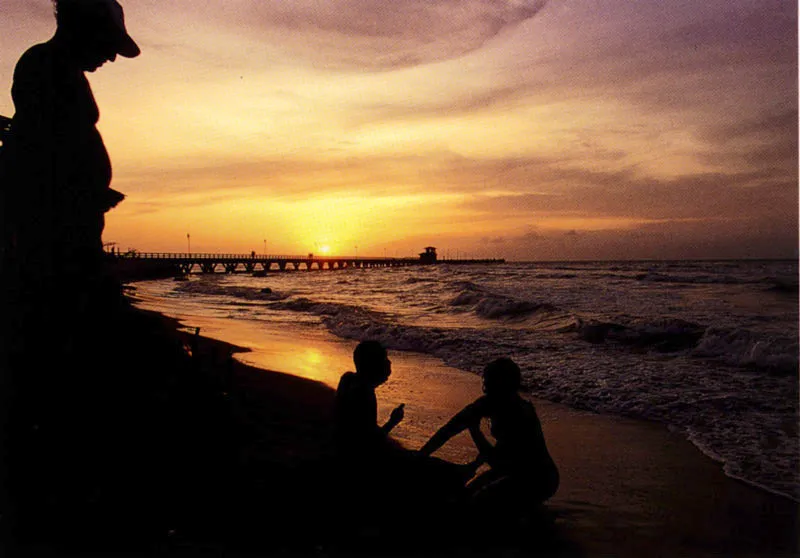 Bañistas en Puerto Colombia cerca a Barranquilla, Atlántico Jeremy Horner