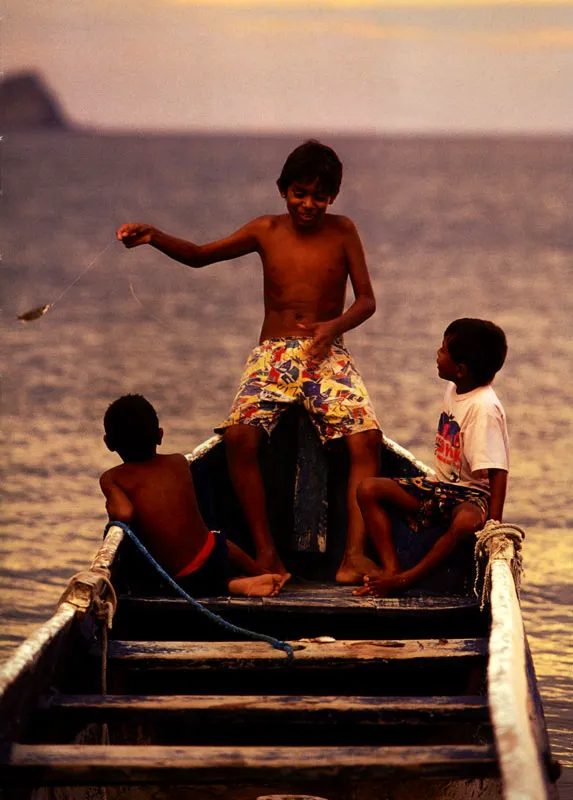 Niños pescadores en Taganga, Magdalena Jeremy Horner