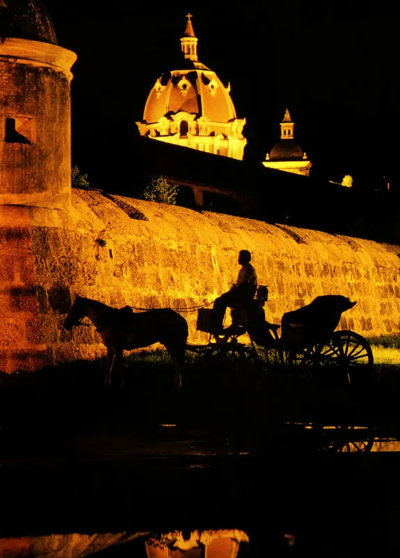 Cochero y coche junto a las murallas de Cartagena, Bolivar Jeremy Horner