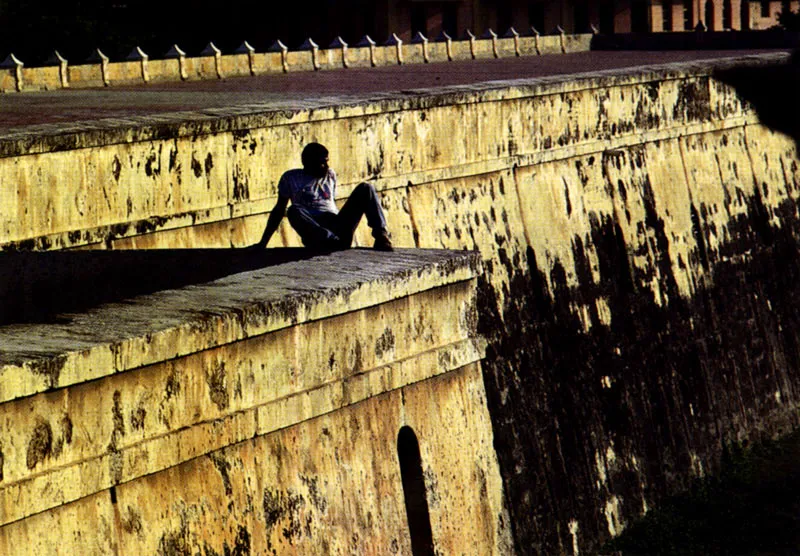 Descanso en la muralla delante de las Bóvedas en Cartagena, Bolívar Jeremy Horner