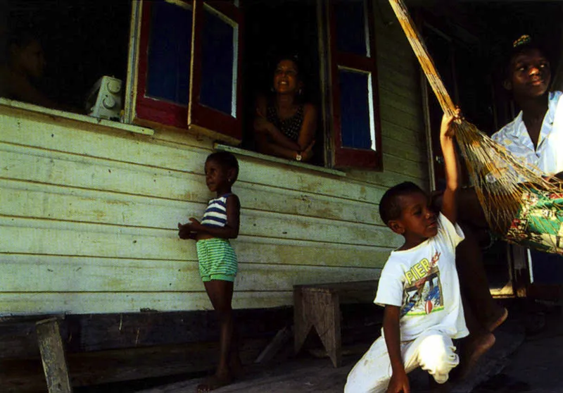 Descanso de una familia frente a su casa en la Isla de Providencia Jeremy Horner