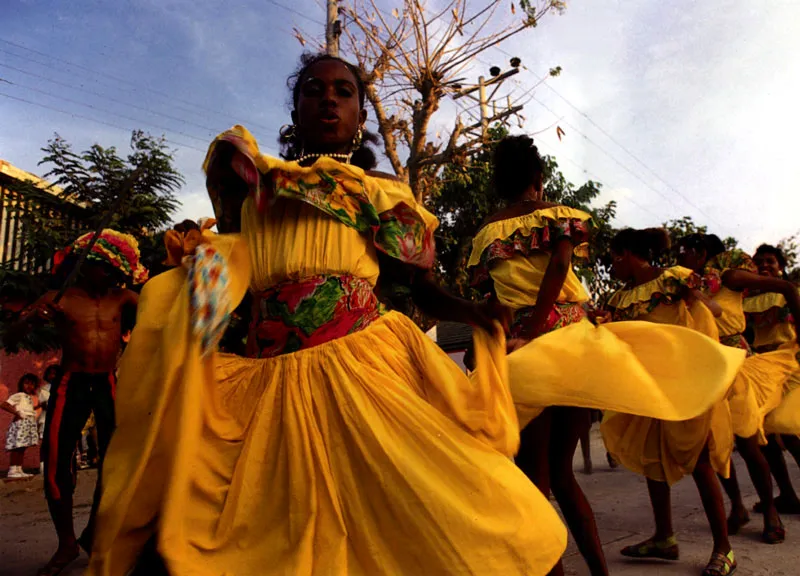 Bailando en las calles durante el Carnaval de Barranquilla en Santo Toms, Atlntico Jeremy Horner