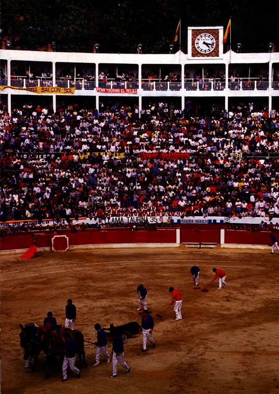 El “arrastre” del toro en la Plaza de Santamaría, Bogotá Jeremy Horner