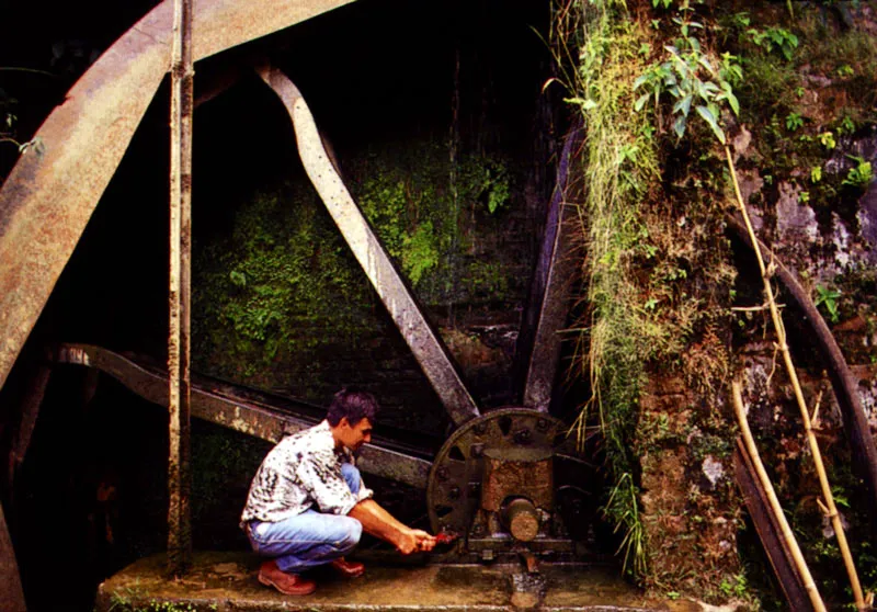 Reparación de la rueda de un trapiche cerca a Ibagué, Tolima Jeremy Horner