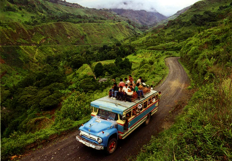 Chiva o bus de escalera por los caminos del Huila Jeremy Horner