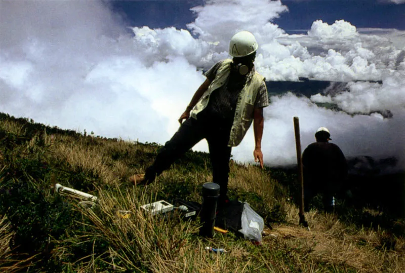 Un vulcanlogo mide gases cerca al crter del Galeras, en vecindades de Pasto, Nario Jeremy Horner