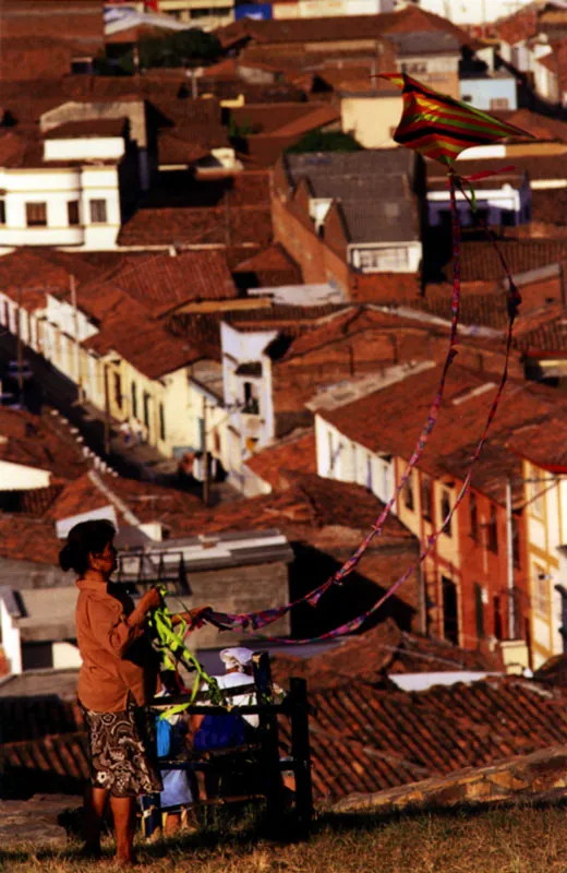 Elevando cometa en el barrio de San Antonio en Cali, Valle del Cauca Jeremy Horner