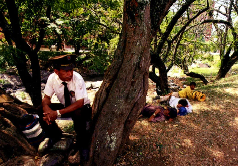 “Reposando el almuerzo” frente al río Cali, Valle del Cauca Jeremy Horner