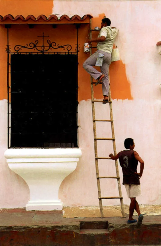 Ponindole color a una fachada en Mompox, Bolvar Jeremy Horner