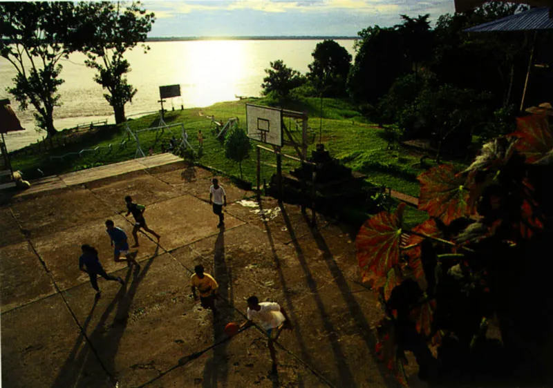 Cancha de deportes en Leticia a orillas del río Amazonas, Amazonas Jeremy Horner