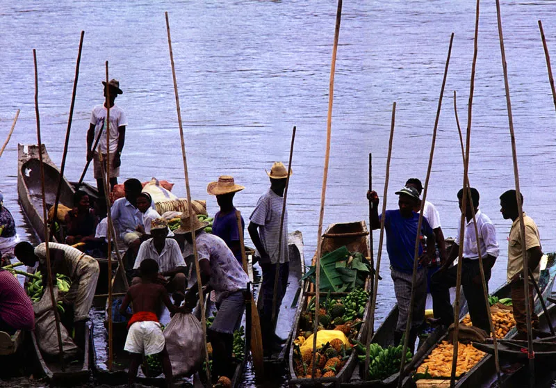 Mercado fluvial en el río Atrato. Quibdó, Chocó Jeremy Horner